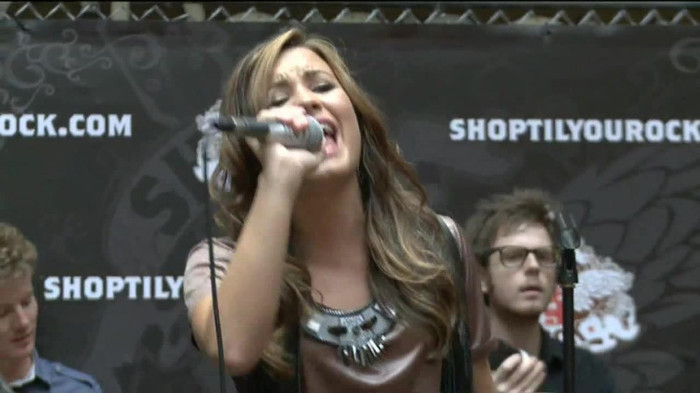 Demi Lovato  Live at Glendale Galleria  in LA for Cambio in HD 05311