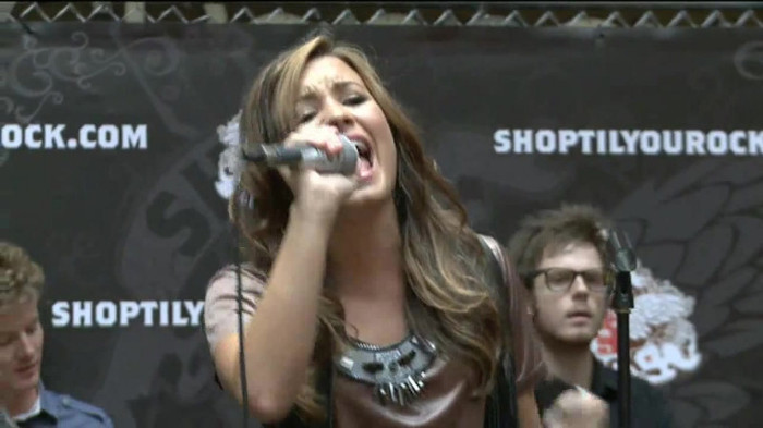 Demi Lovato  Live at Glendale Galleria  in LA for Cambio in HD 05312
