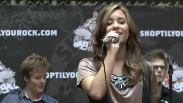 Demi Lovato  Live at Glendale Galleria  in LA for Cambio in HD 05355