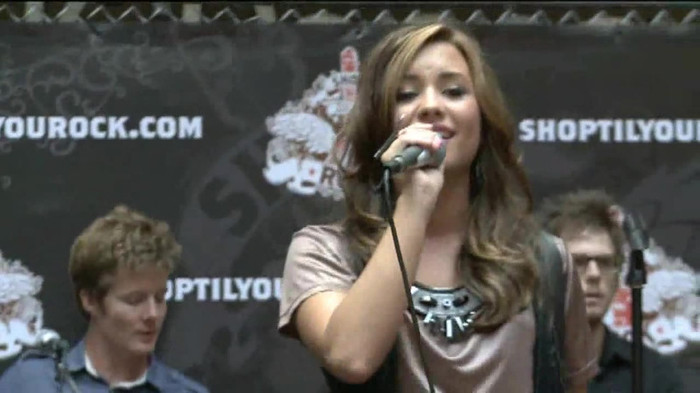 Demi Lovato  Live at Glendale Galleria  in LA for Cambio in HD 05357