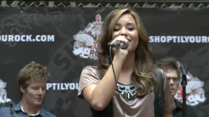 Demi Lovato  Live at Glendale Galleria  in LA for Cambio in HD 05361