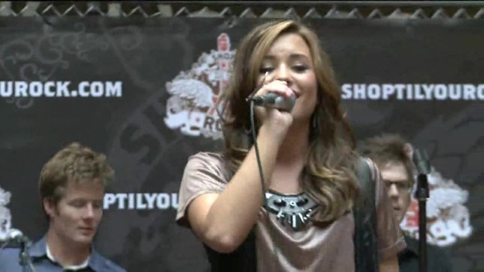 Demi Lovato  Live at Glendale Galleria  in LA for Cambio in HD 05362