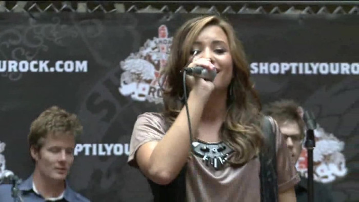Demi Lovato  Live at Glendale Galleria  in LA for Cambio in HD 05363
