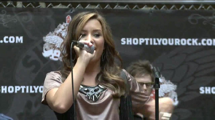Demi Lovato  Live at Glendale Galleria  in LA for Cambio in HD 05449
