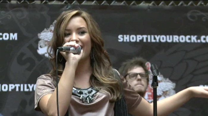 Demi Lovato  Live at Glendale Galleria  in LA for Cambio in HD 05498