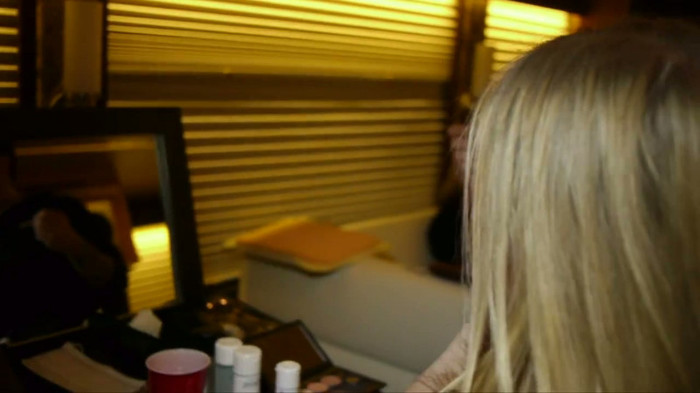 Avril Lavigne - Doing Mom's Make-up 033