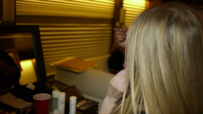 Avril Lavigne - Doing Mom's Make-up 034