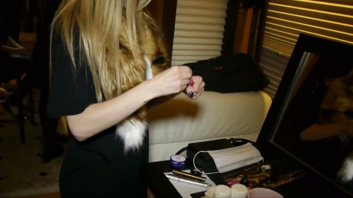 Avril Lavigne - Doing Mom's Make-up 337
