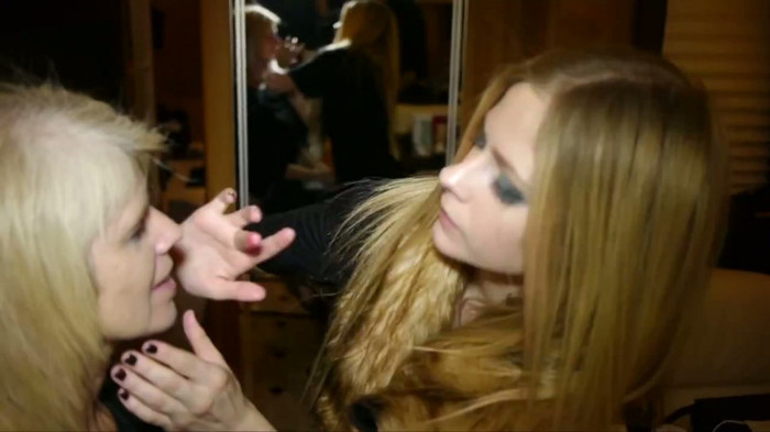 Avril Lavigne - Doing Mom's Make-up 338