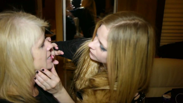 Avril Lavigne - Doing Mom's Make-up 340