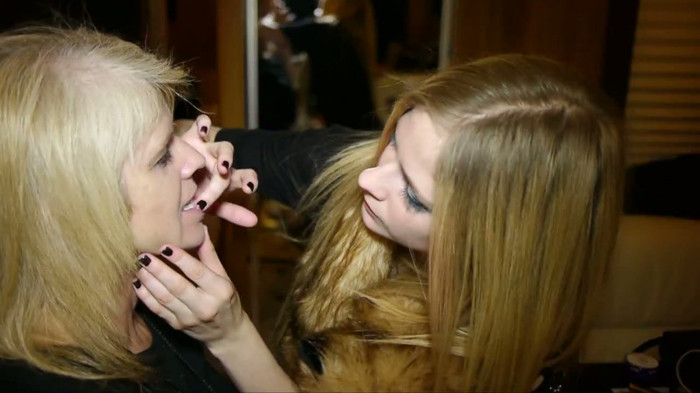 Avril Lavigne - Doing Mom's Make-up 341