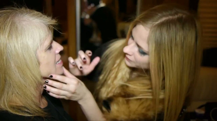 Avril Lavigne - Doing Mom's Make-up 342