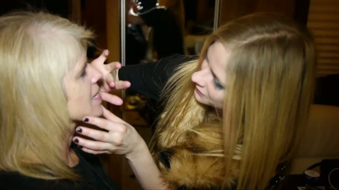 Avril Lavigne - Doing Mom's Make-up 343