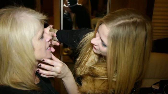 Avril Lavigne - Doing Mom's Make-up 344