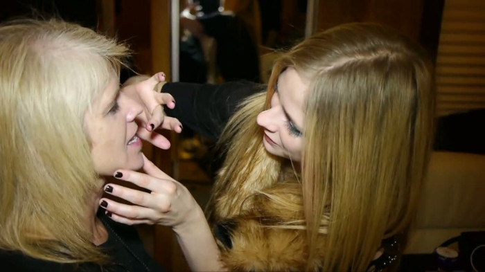 Avril Lavigne - Doing Mom's Make-up 345