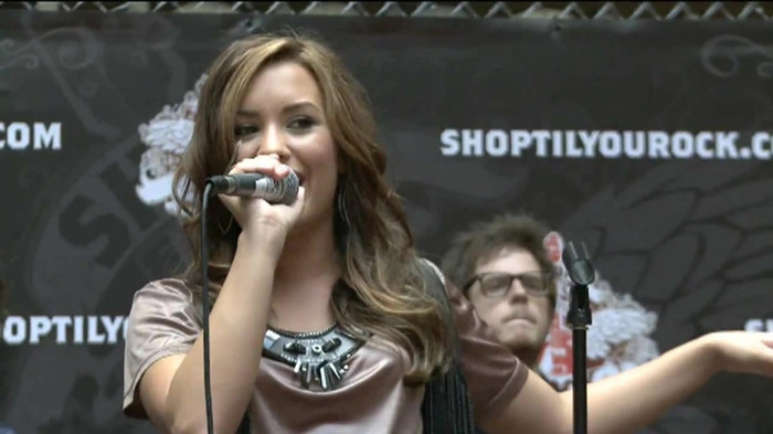 Demi Lovato  Live at Glendale Galleria  in LA for Cambio in HD 05505