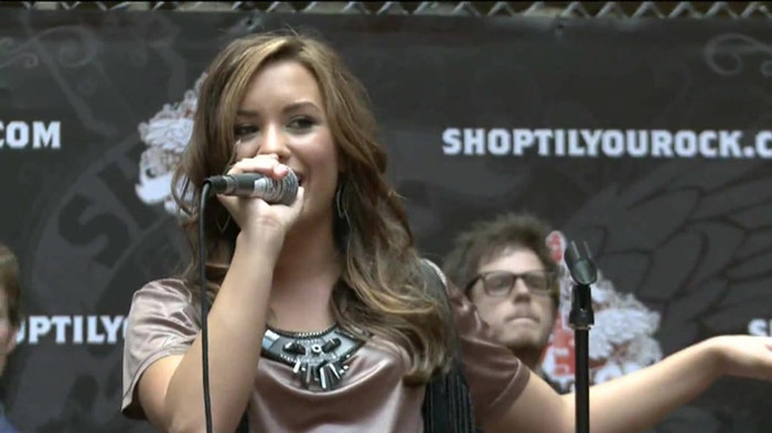 Demi Lovato  Live at Glendale Galleria  in LA for Cambio in HD 05508