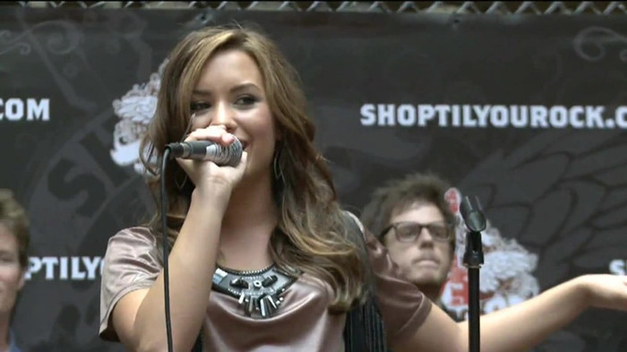 Demi Lovato  Live at Glendale Galleria  in LA for Cambio in HD 05511 - Demilush Live at Glendale Galleria in LA for Cambio Part o11