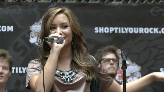 Demi Lovato  Live at Glendale Galleria  in LA for Cambio in HD 05514