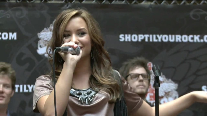 Demi Lovato  Live at Glendale Galleria  in LA for Cambio in HD 05515