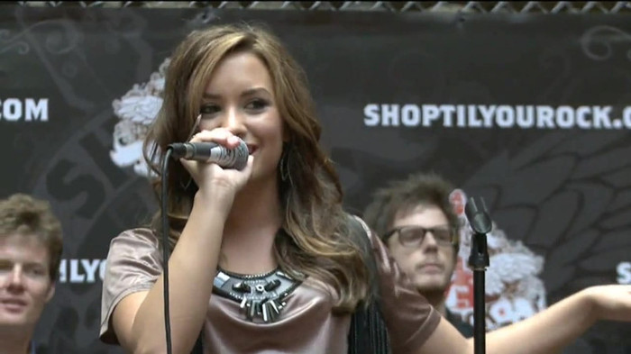 Demi Lovato  Live at Glendale Galleria  in LA for Cambio in HD 05522