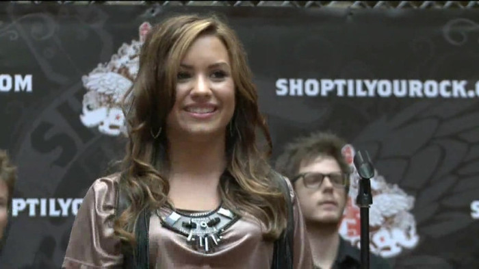 Demi Lovato  Live at Glendale Galleria  in LA for Cambio in HD 05536