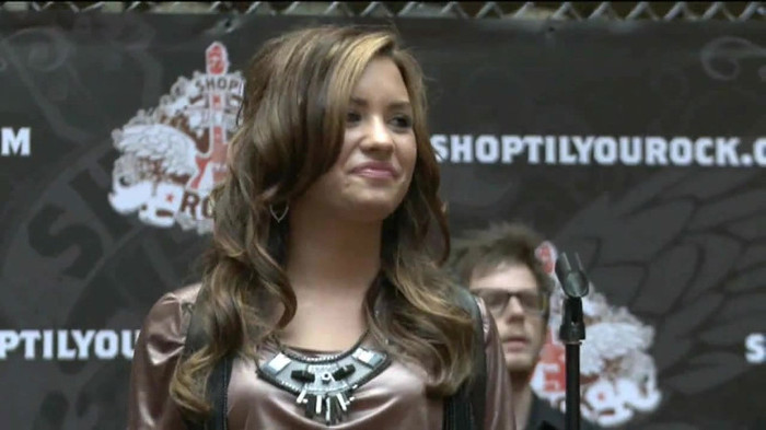 Demi Lovato  Live at Glendale Galleria  in LA for Cambio in HD 05555