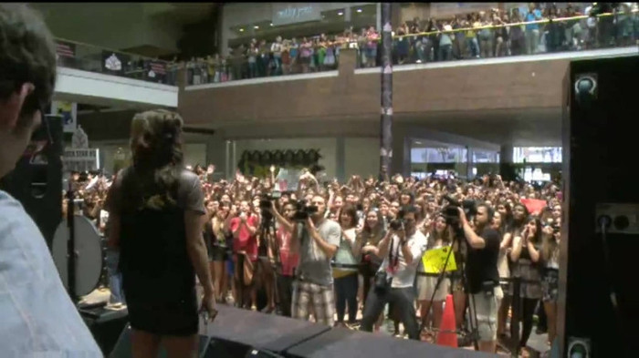 Demi Lovato  Live at Glendale Galleria  in LA for Cambio in HD 05603 - Demilush Live at Glendale Galleria in LA for Cambio Part o11