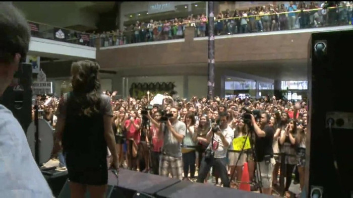 Demi Lovato  Live at Glendale Galleria  in LA for Cambio in HD 05608 - Demilush Live at Glendale Galleria in LA for Cambio Part o11