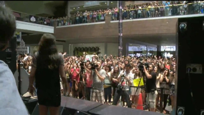Demi Lovato  Live at Glendale Galleria  in LA for Cambio in HD 05617