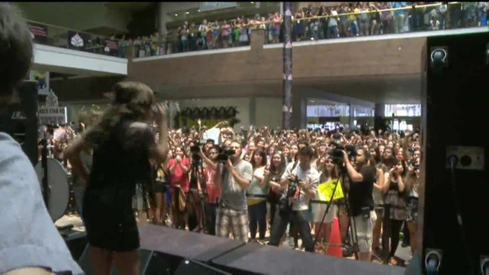 Demi Lovato  Live at Glendale Galleria  in LA for Cambio in HD 05632