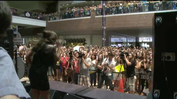 Demi Lovato  Live at Glendale Galleria  in LA for Cambio in HD 05633