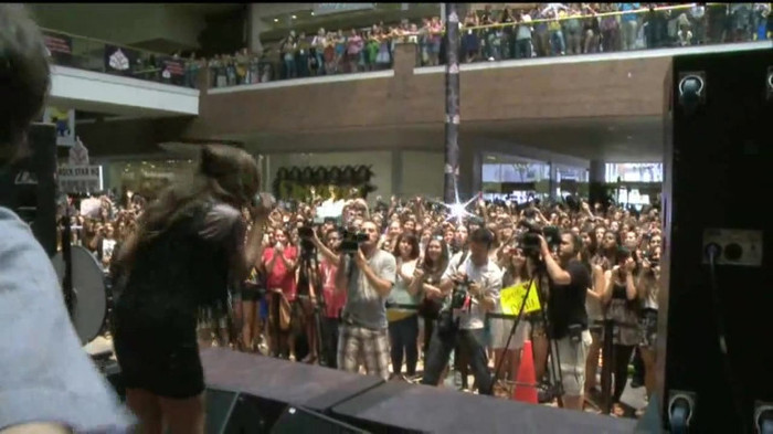 Demi Lovato  Live at Glendale Galleria  in LA for Cambio in HD 05637