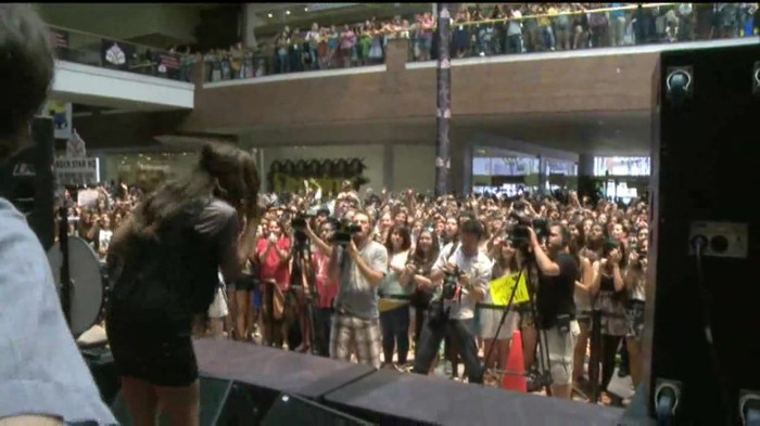 Demi Lovato  Live at Glendale Galleria  in LA for Cambio in HD 05641