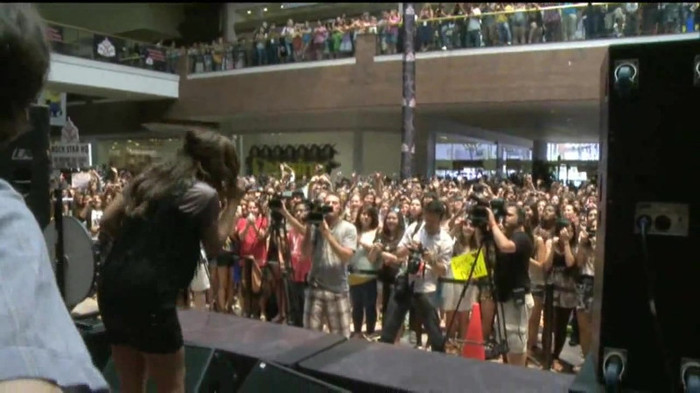 Demi Lovato  Live at Glendale Galleria  in LA for Cambio in HD 05642
