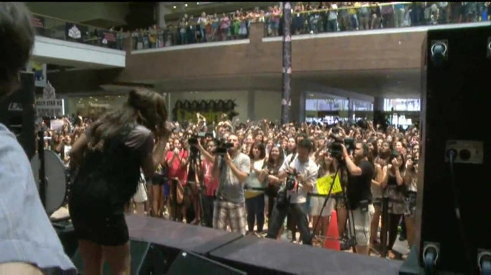 Demi Lovato  Live at Glendale Galleria  in LA for Cambio in HD 05644