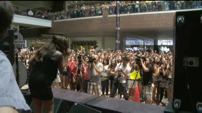 Demi Lovato  Live at Glendale Galleria  in LA for Cambio in HD 05645