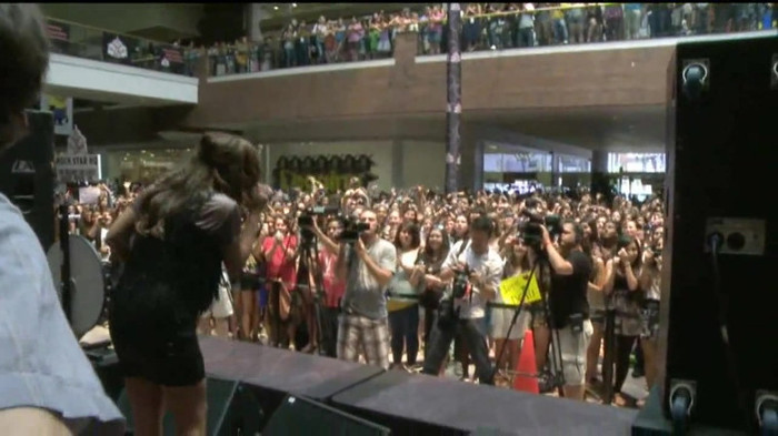 Demi Lovato  Live at Glendale Galleria  in LA for Cambio in HD 05646