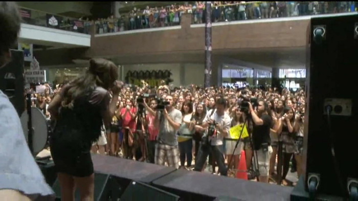 Demi Lovato  Live at Glendale Galleria  in LA for Cambio in HD 05649
