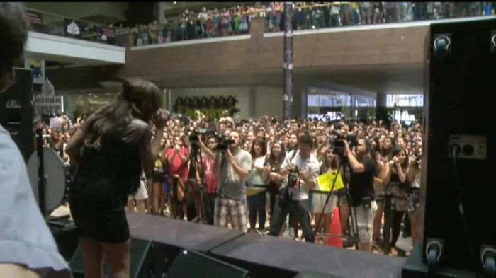 Demi Lovato  Live at Glendale Galleria  in LA for Cambio in HD 05650