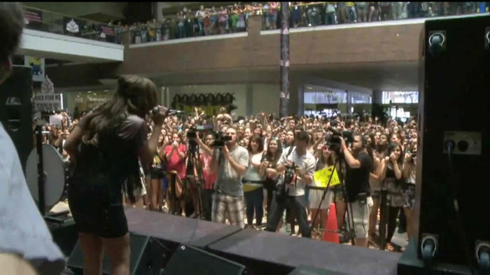 Demi Lovato  Live at Glendale Galleria  in LA for Cambio in HD 05655