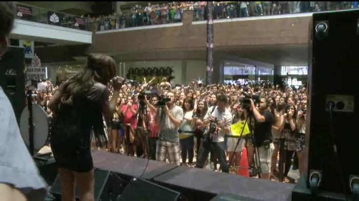 Demi Lovato  Live at Glendale Galleria  in LA for Cambio in HD 05659