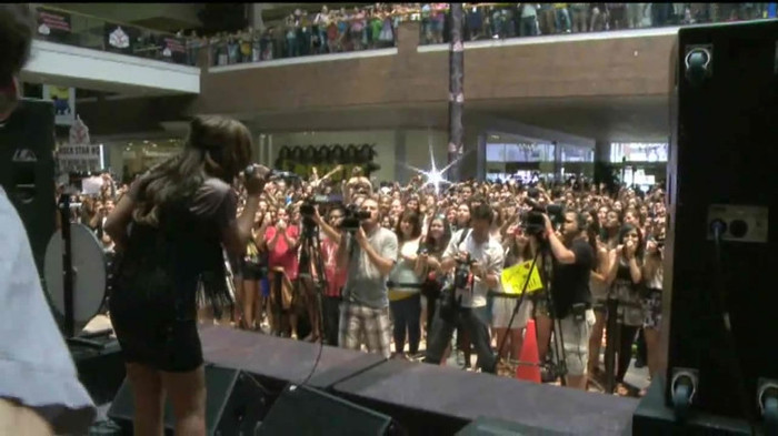 Demi Lovato  Live at Glendale Galleria  in LA for Cambio in HD 05660
