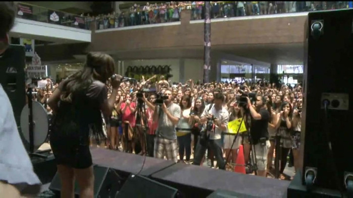 Demi Lovato  Live at Glendale Galleria  in LA for Cambio in HD 05661