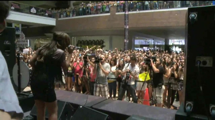 Demi Lovato  Live at Glendale Galleria  in LA for Cambio in HD 05662