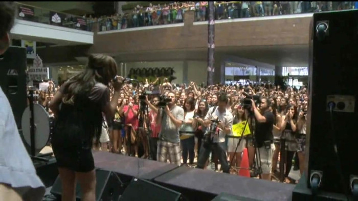 Demi Lovato  Live at Glendale Galleria  in LA for Cambio in HD 05667