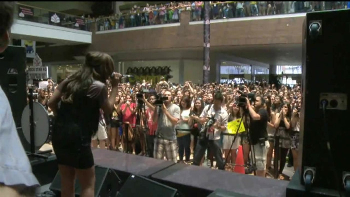Demi Lovato  Live at Glendale Galleria  in LA for Cambio in HD 05671