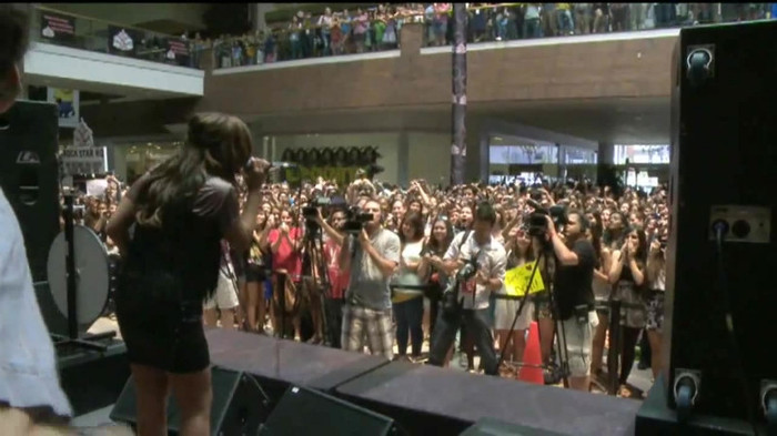 Demi Lovato  Live at Glendale Galleria  in LA for Cambio in HD 05672