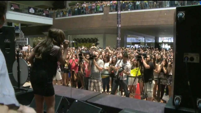 Demi Lovato  Live at Glendale Galleria  in LA for Cambio in HD 05674