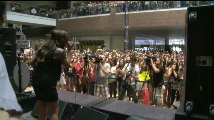Demi Lovato  Live at Glendale Galleria  in LA for Cambio in HD 05675